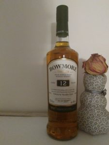 eine Flasche Whisky von Bowmore, 12 Jahre alt