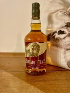 Eine Flasche Buffalo Trace eingepackt